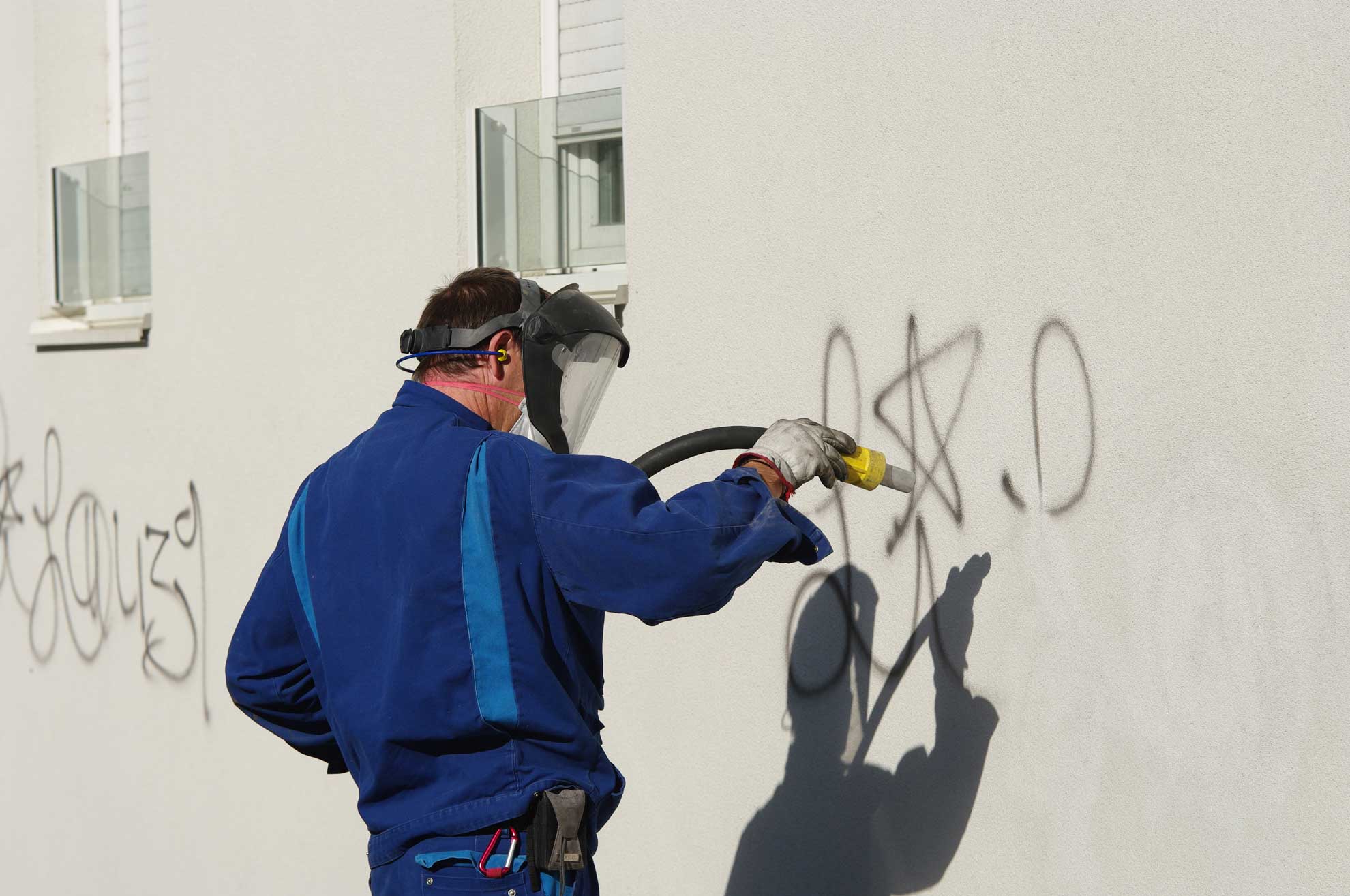 Beseitigung von Grafitti in Schwerin